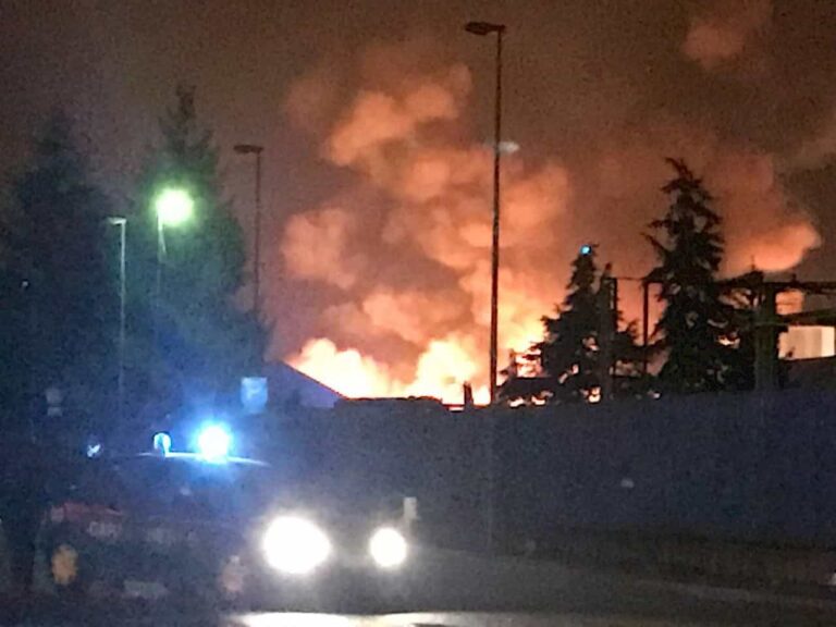 In fiamme deposito di rifiuti a Cairo Montenotte: avanzata l'ipotesi di incendio doloso