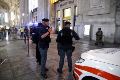 Milano: babygang e 56enne si scambiano insulti sul bus, l'uomo accoltella uno dei ragazzini