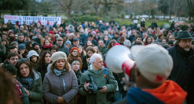 Scontri e tensioni alle manifestazioni contro il fascismo e il razzismo