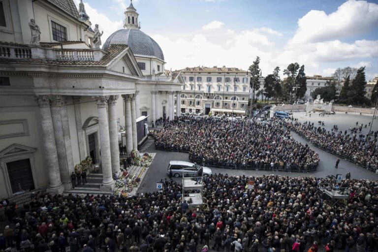 Funerali Fabrizio Frizzi: migliaia di persone per l'ultimo saluto all'amato conduttore