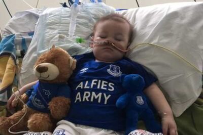 Il piccolo Alfie Evans è morto, l'annuncio dei genitori su Facebook