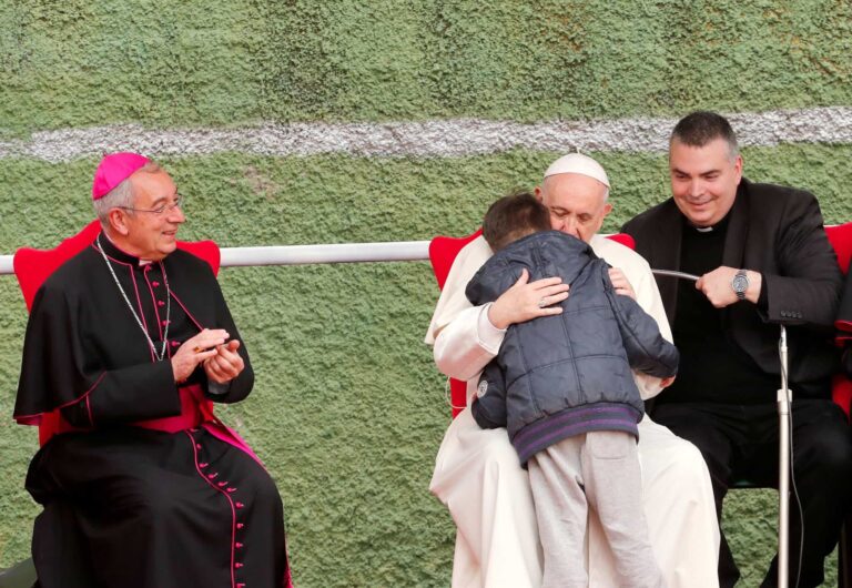 Papa Francesco in visita alla parrocchia di San Paolo alla Croce a Corviale