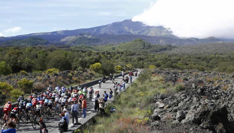 Giro d'Italia, grave incidente per un motociclista del servizio d'ordine