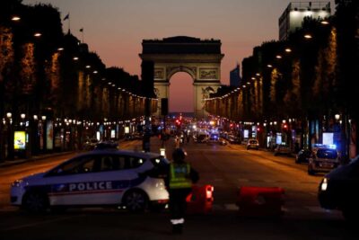 Attentato Isis Parigi, un uomo accoltella passanti: una donna morta e 4 feriti, aggressore ucciso