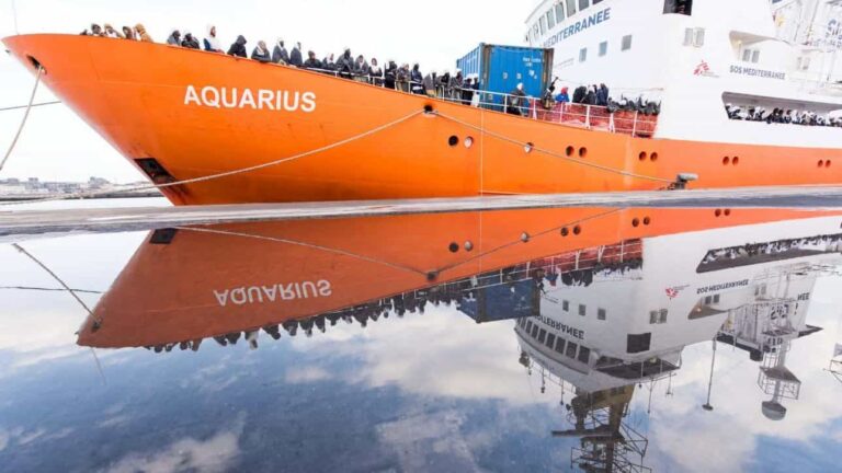 Migranti: l'Aquarius è arrivata a Valencia ad accoglierli canti e balli di gioia!