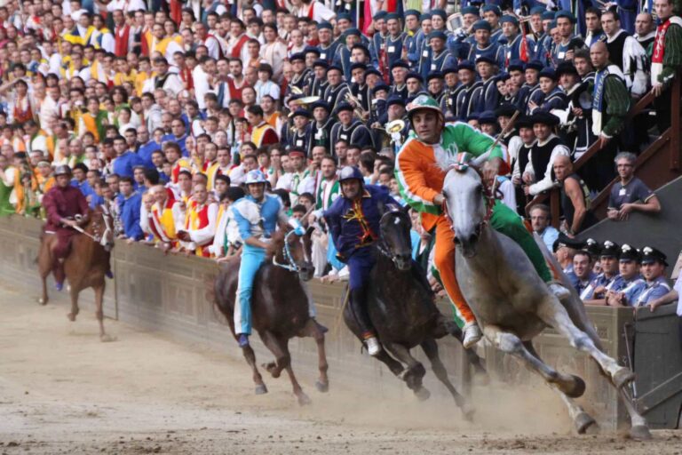 Palio di Siena del 2 luglio 2018: in diretta tv su Rai 2 con Annalisa Bruchi e Giovanni Mazzini