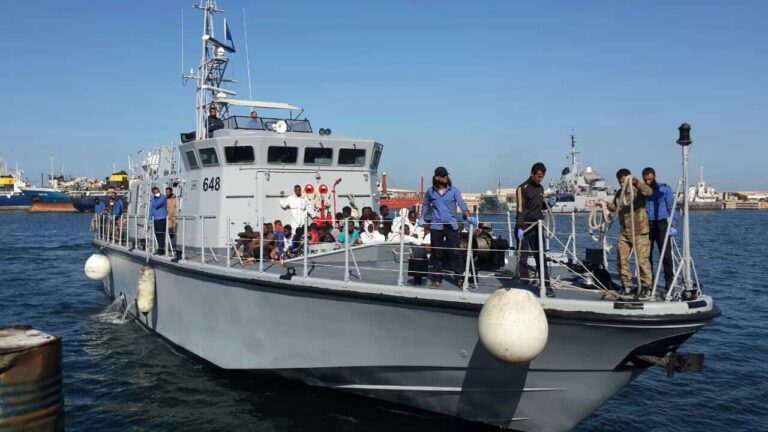 Migranti: sbarcano in 450 al porto di Pozzallo dopo l'autorizzazione del Viminale