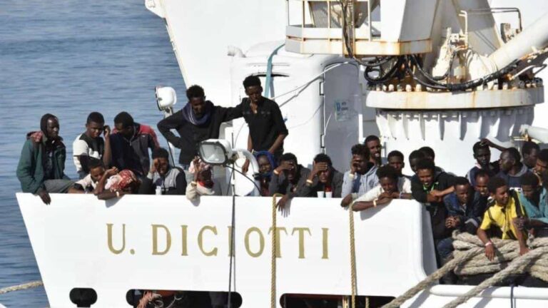 Nave Diciotti, sbarcati i minori dopo l'ok di Salvini. Indagine per sequestro di persona