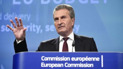 Nuovo scontro Di Maio - Oettinger. Il vicepremier: "Ipocrita, nostra posizione su veto bilancio rimane"