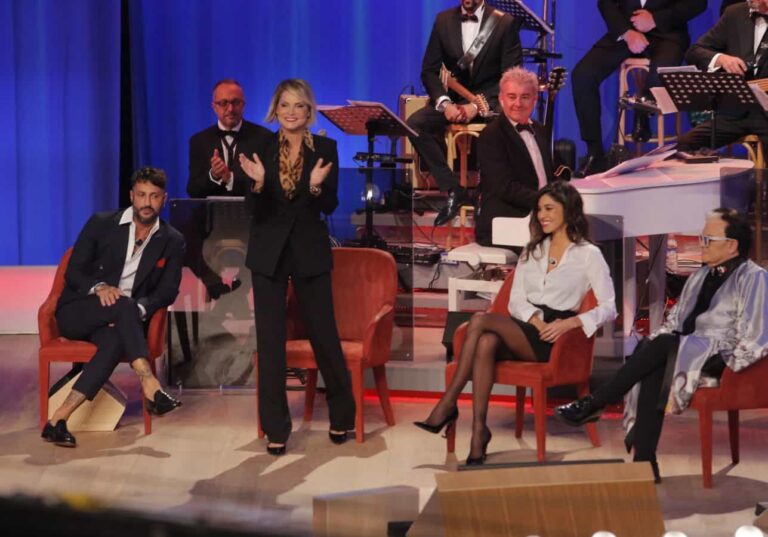 Il ballo romantico tra Fabrizio Corona e Belen Rodriguez al Maurizio Costanzo Show