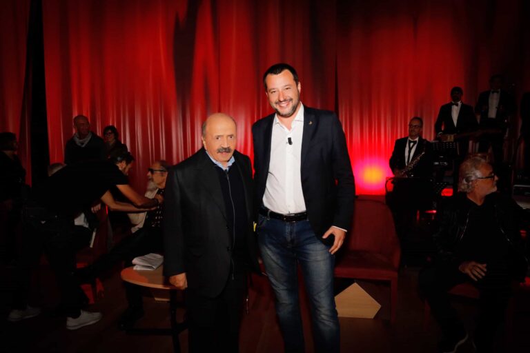 Matteo Salvini canta Albachiara al Maurizio Costanzo Show