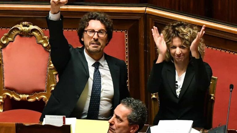 Il decreto Genova è legge, polemica per il pugno chiuso di Toninelli!