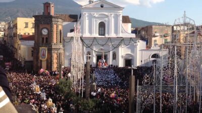 Centinaia di fedeli per la girata del Carro dell’Immacolata a Torre del Greco