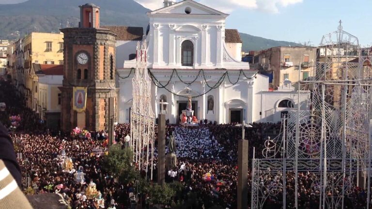 Centinaia di fedeli per la girata del Carro dell’Immacolata a Torre del Greco