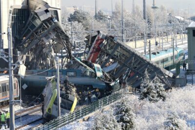 Turchia, treno ad alta velocità si schianta contro locomotiva: 7 morti e 46 feriti