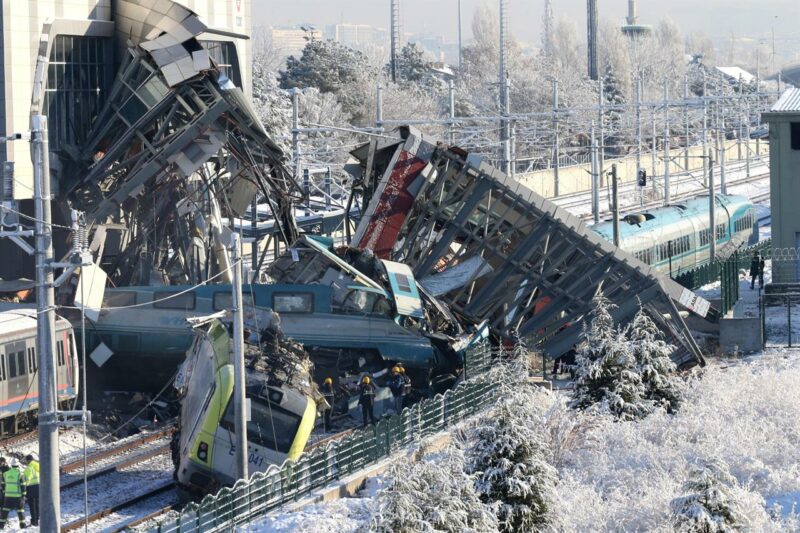 Turchia, treno ad alta velocità si schianta contro locomotiva: 7 morti e 46 feriti