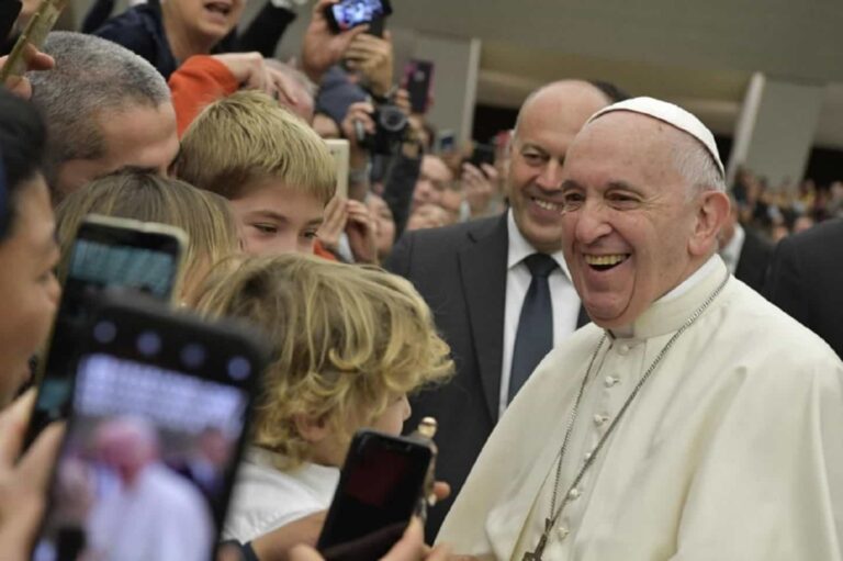 Papa Francesco ai fedeli: "Iniziate la preghiera con la parola Padre"