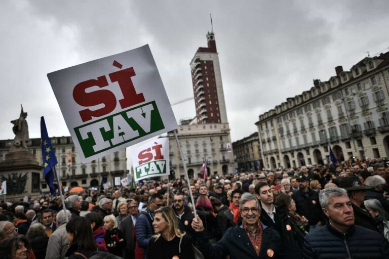 Torino, i sì Tav tornano in piazza. Di Maio: "C'è la Lega? Non mi scandalizzo"