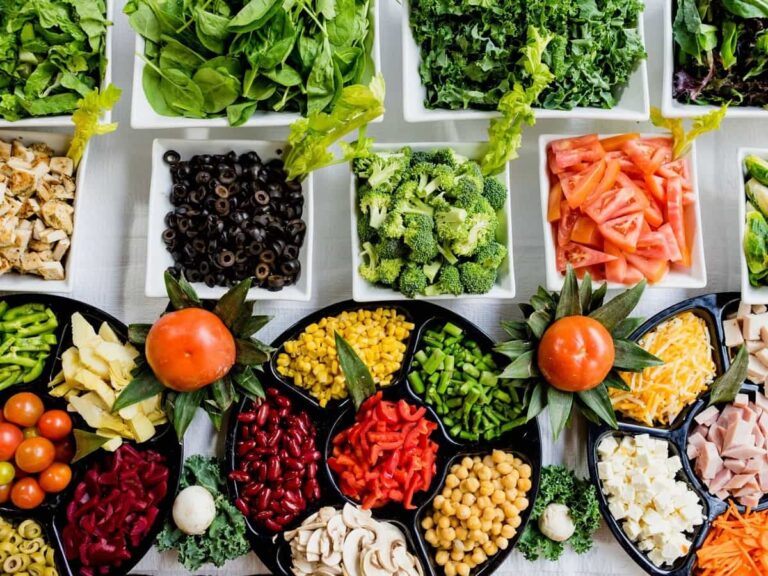 Alimenti percolosi e illegali: la Coldiretti rivela i cibi contaminati nel suo rapporto Agromafie