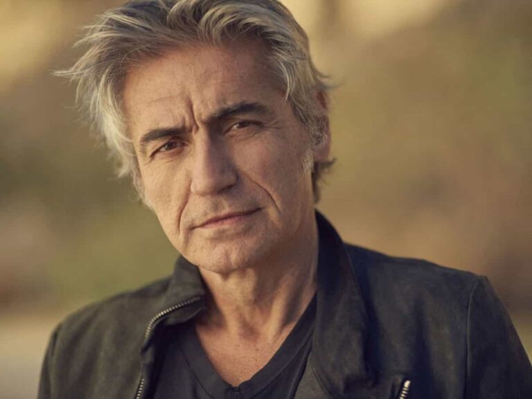 Ligabue a Sanremo 2019 presenta il nuovo disco e omaggia Francesco Guccini!