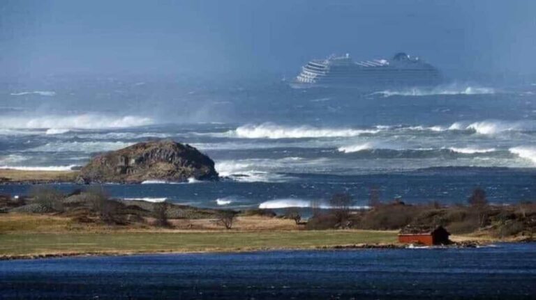 Norvegia, nave da crociera in avaria: evacuati 300 passeggeri su 1300. Sedici feriti di cui tre gravi!