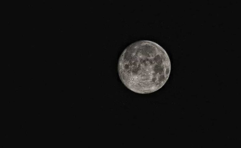 Lo spettacolo della superluna che hato il benvenuto alla primavera