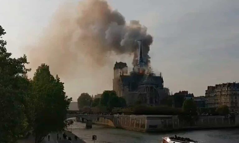 Parigi: grosso incendio divampa a Notre-Dame. Ecco cosa sta accadendo!