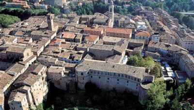 Sereno Variabile, le anticipazioni di sabato 13 aprile 2019: alla scoperta di Urbania!