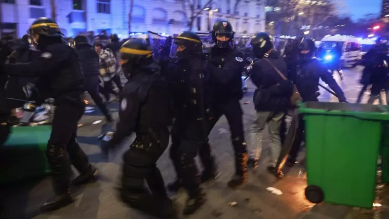 Scontri fra polizia e black bloc in Francia!