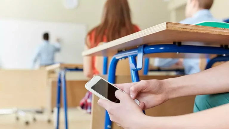 Scuola: dopo il sequestro dello smartphone il padre denuncia preside e insegnante