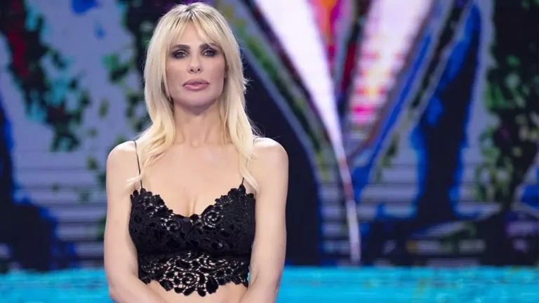 Ilary Blasy - Isola dei famosi - Crop Top
