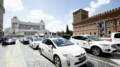 Il taxi o tassì è un veicolo a noleggio con conducente che effettua un servizio pubblico di trasporto passeggeri.